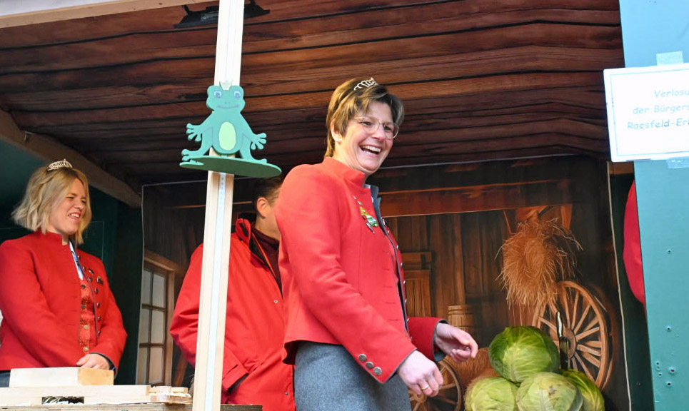 Kappeskönig Birgitt I. beim Wiegen und Messen 
