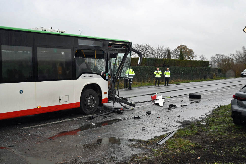 Schulbus in schwerem Unfall in Dorsten verwickelt