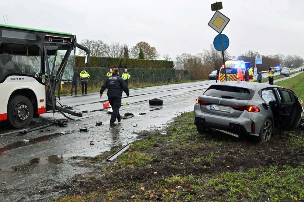Drei Verletzte nach Zusammenstoß mit einem Schulbus in Dorsten