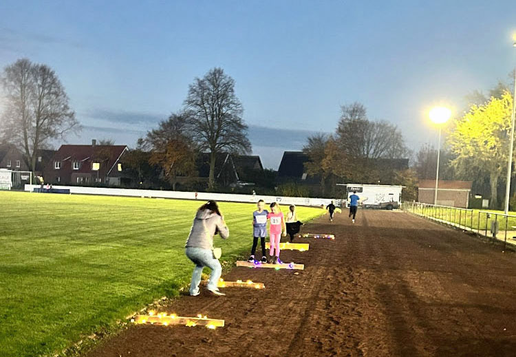 Läuferinnen des TSV Raesfeld laufen zum Weihnachtswunder nach Essen. 