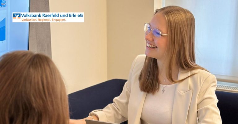 Carolin Nießing im Beratungsgespräch: Die Volksbank Raesfeld und Erle begleitet Familien Schritt für Schritt beim Thema Finanzen. Foto: Volksbank Raesfeld und Erle eG