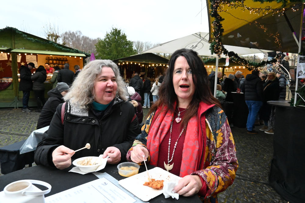 Adventsmarkt Schloss Raesfeld lockte viele Besucher an. 
