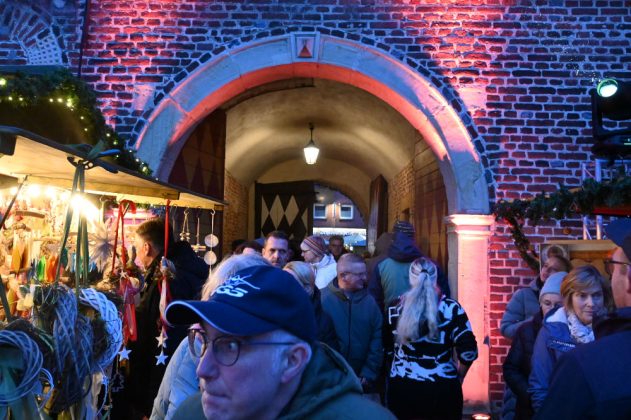 Abendstimmung mit Besuchern auf dem romantischen Adventsmarkt Raesfeld 2025