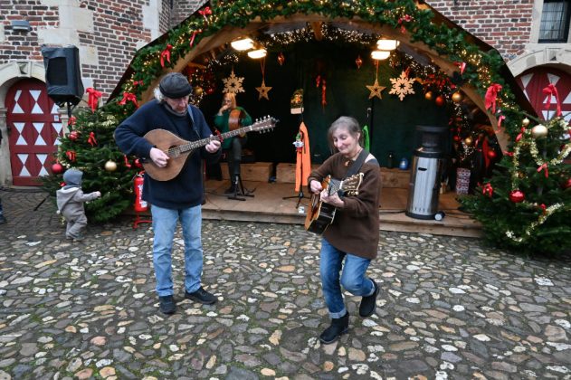 Irish-Folk-Auftritt auf dem romantischen Adventsmarkt Raesfeld 2025.