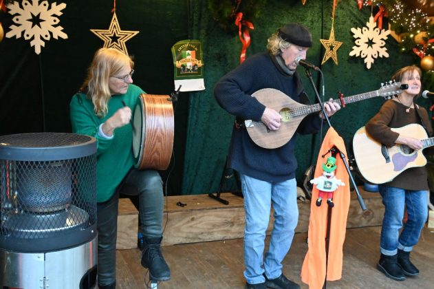 Irish-Folk-Auftritt auf dem romantischen Adventsmarkt Raesfeld 2025.