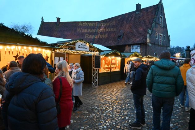 Abendstimmung mit Besuchern auf dem romantischen Adventsmarkt Raesfeld 2025