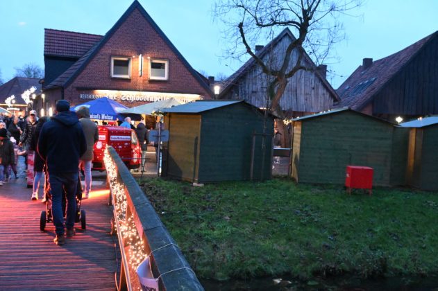 Abendstimmung mit Besuchern auf dem romantischen Adventsmarkt Raesfeld 2025