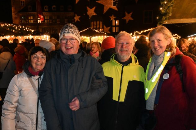Abendstimmung mit Besuchern auf dem romantischen Adventsmarkt Raesfeld 2025