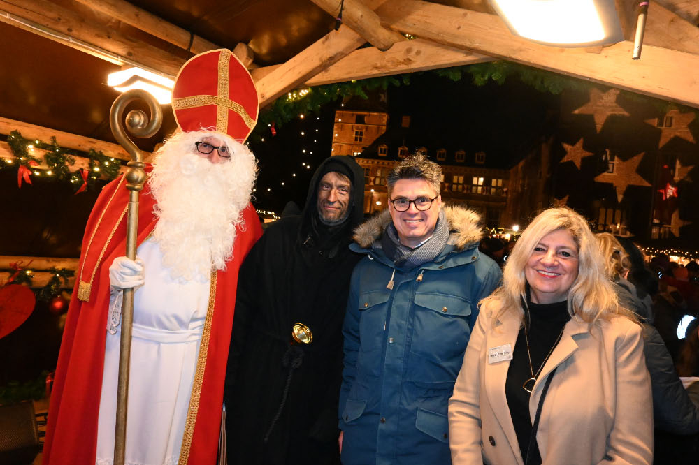 Nikolaus begrüßt Kinder beim Adventsmarkt Schloss Raesfeld 2025
