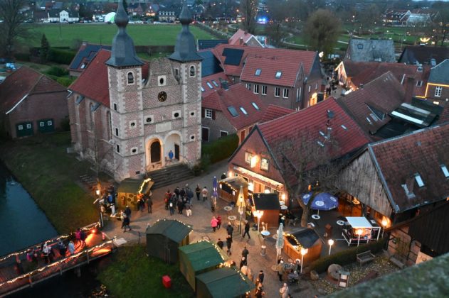 Abendstimmung mit Besuchern auf dem romantischen Adventsmarkt Raesfeld 2025