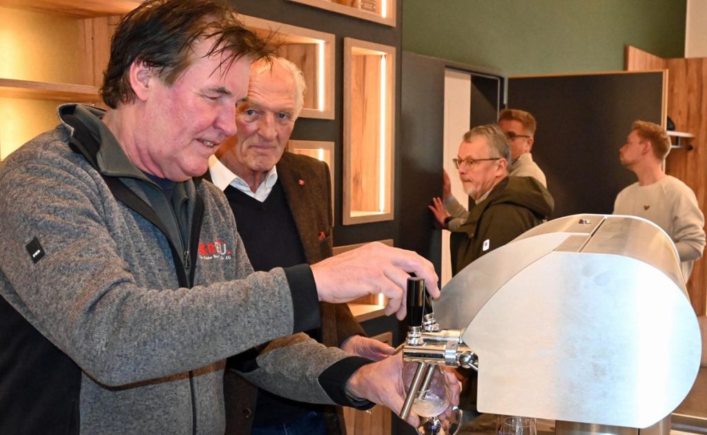 Alfons Klein-Ridder zapft das erste Bier im HUB Erle