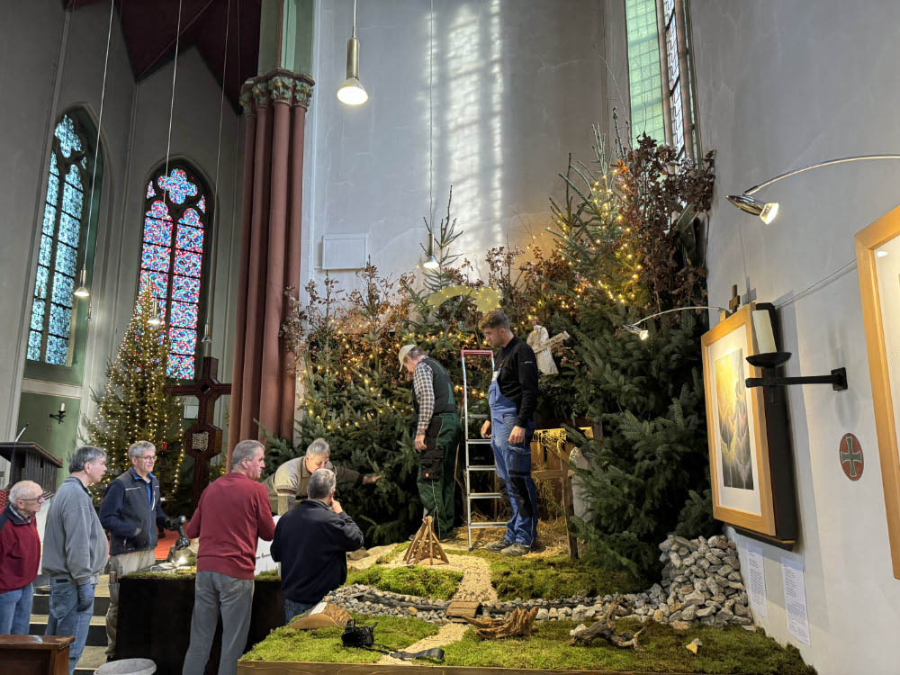 Aufbau der Krippe in der Silvesterkirche 2025