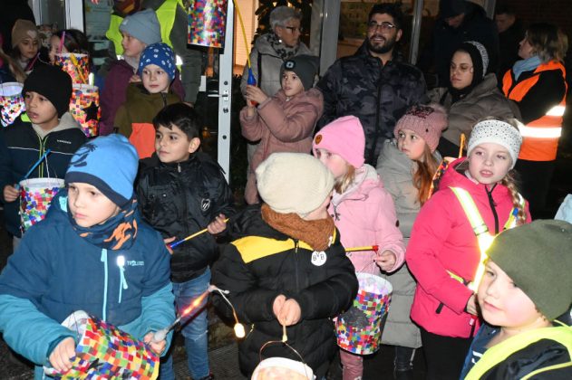 Nikolausumzug mit bunten Laternen in Raesfeld-Erle