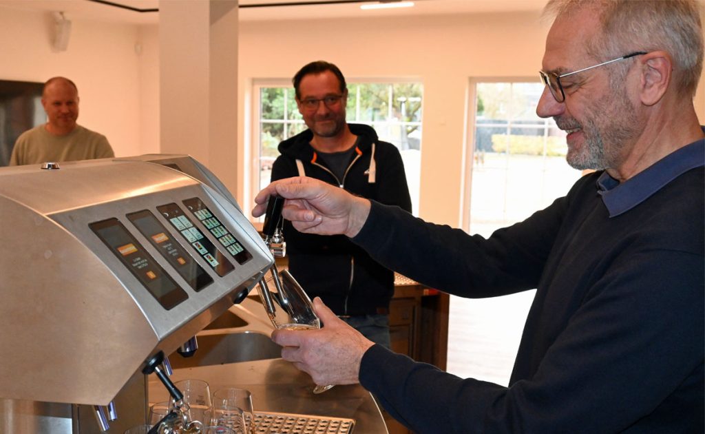 erstes-bier-gezapft-dorfgemeinschaftshaus-erle-hub-erle-peter-stoebel