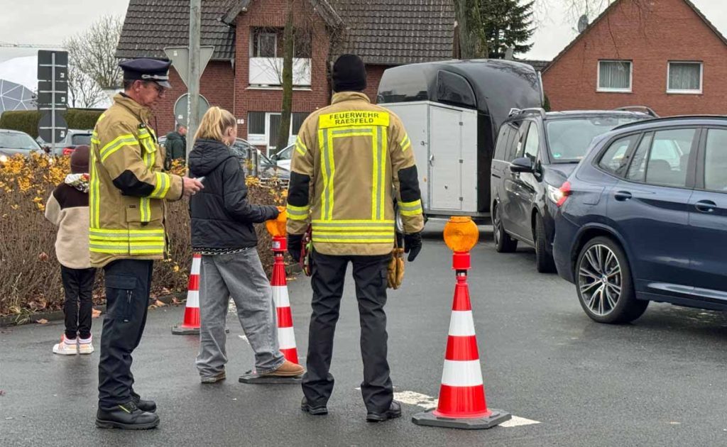 Feuerwehr Raesfeld koordiniert den Verkehr beim Adventsmarkt in Raesfeld 2025