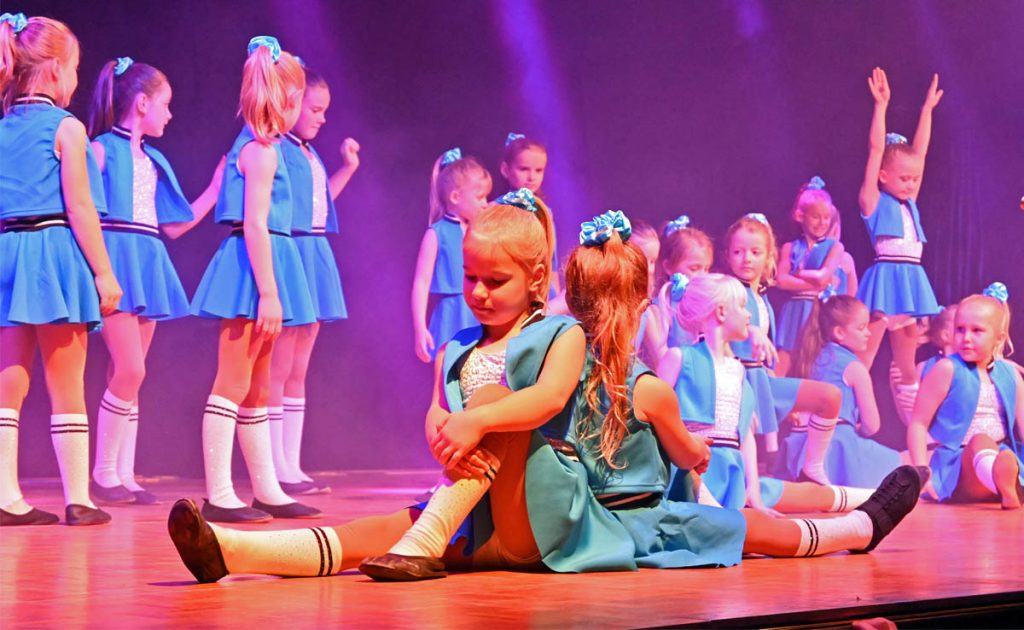 Gesangseinlage der Fun Generation 2025 in Erle, vorgetragen von jungen Darstellerinnen.