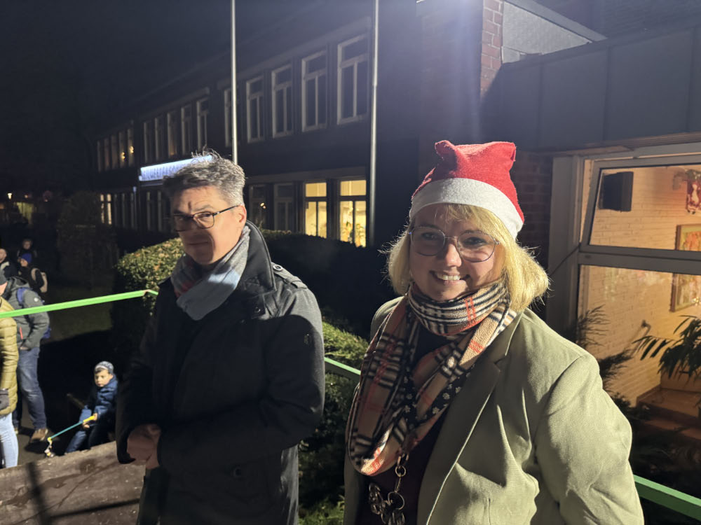 Nikolaus und Unterstützer beim Adventsmarkt an der Silvesterschule Erle.