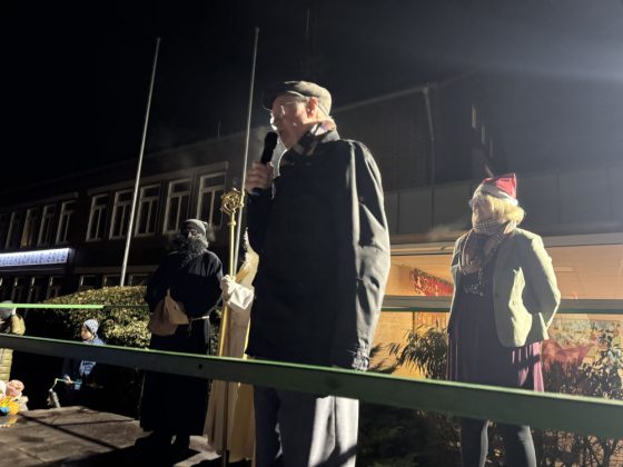 Nikolaus und Unterst&uuml;tzer beim Adventsmarkt an der Silvesterschule Erle.