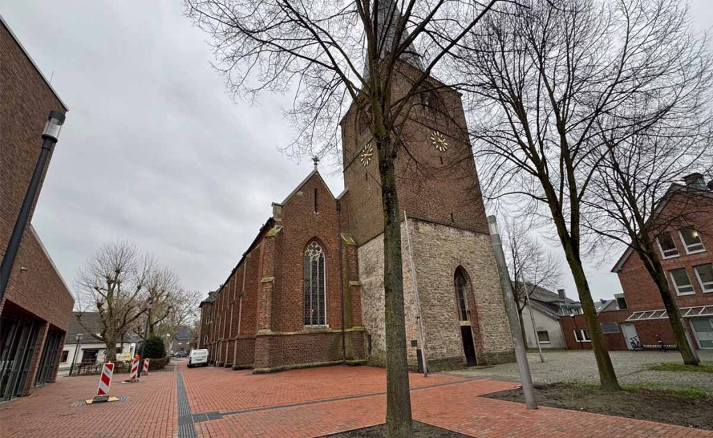 Pflaster soll auch auf der anderen Seite des Kirch Platzes von St. Martin angepasst werden