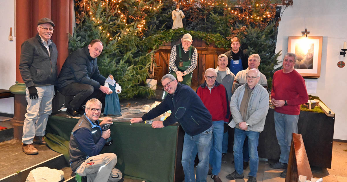 Krippenteam in der St. Silvesterkirche in Erle