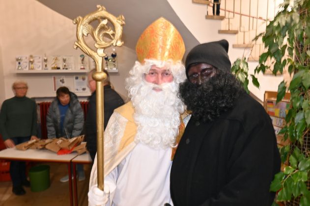 Nikolaus und Unterst&uuml;tzer beim Adventsmarkt an der Silvesterschule Erle.