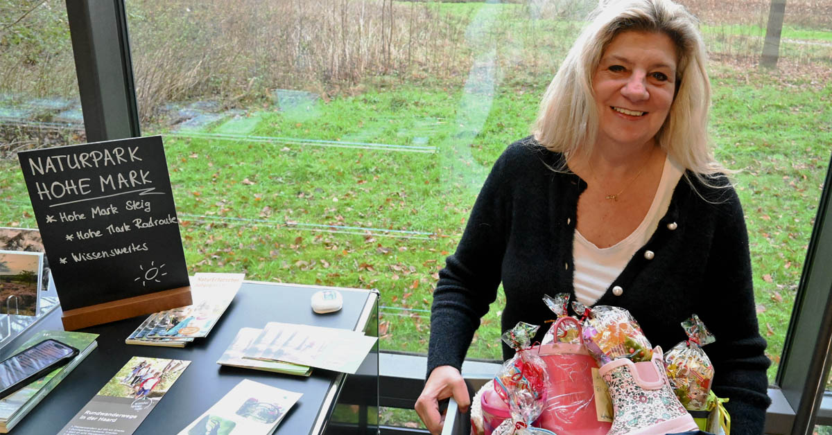 Maria Kowalsky freut sich über die prall gefüllten Kinderstiefel