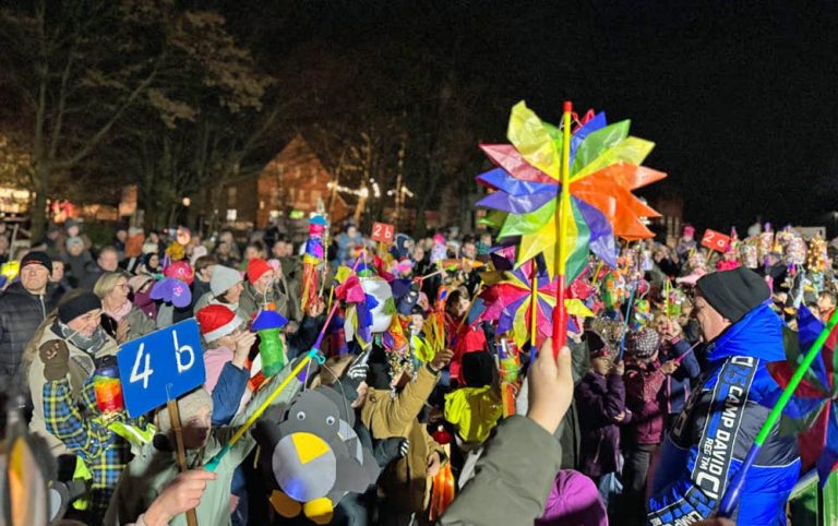 Nikolausabend an der Silvesterschule mit vielen Kindern und bunten Laternen