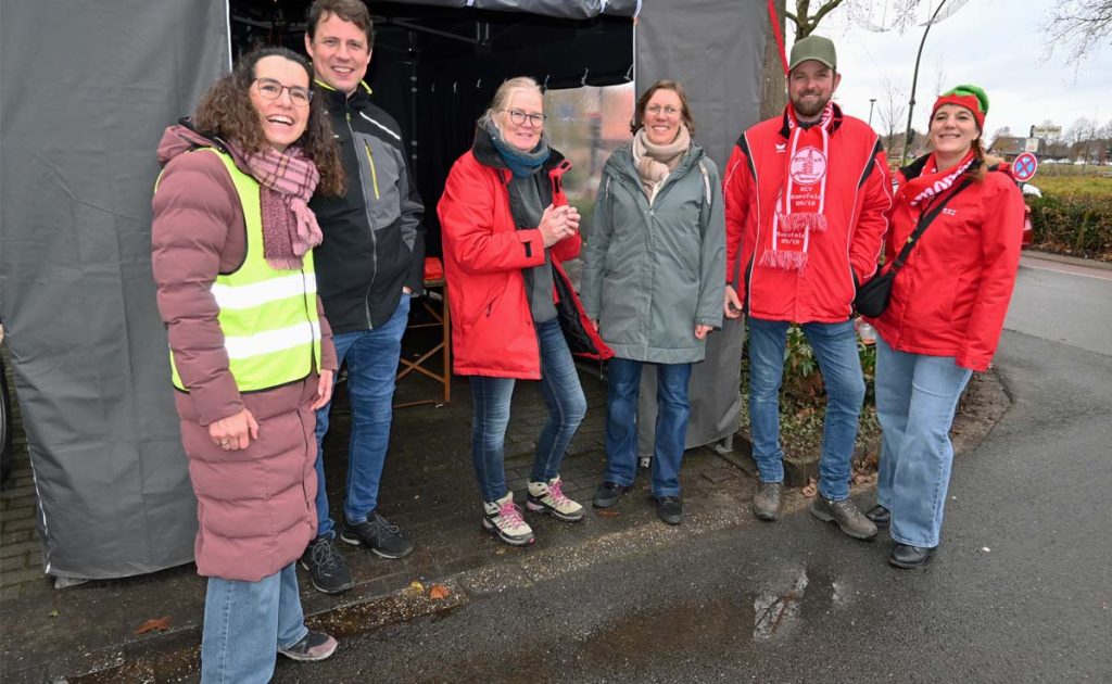 Parkplatzeinweise Adventsmarkt Raesfeld: Mitglieder vom RRZ 