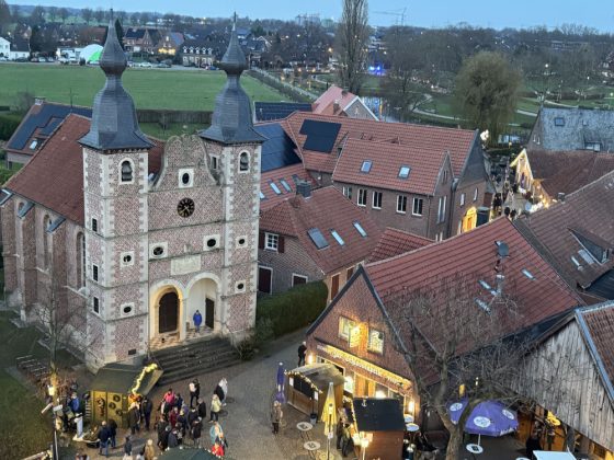 Abendstimmung mit Besuchern auf dem romantischen Adventsmarkt Raesfeld 2025