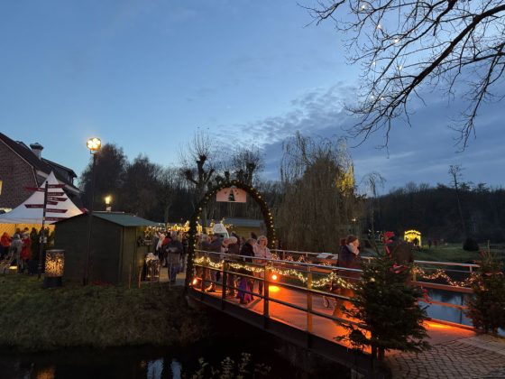 Abendstimmung mit Besuchern auf dem romantischen Adventsmarkt Raesfeld 2025