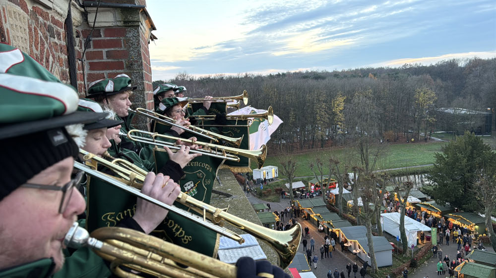 Die Raesfelder Fanfaren begrüßen vom Schlossturm aus die Besucher beim Adventsmarkt Raesfeld 2025