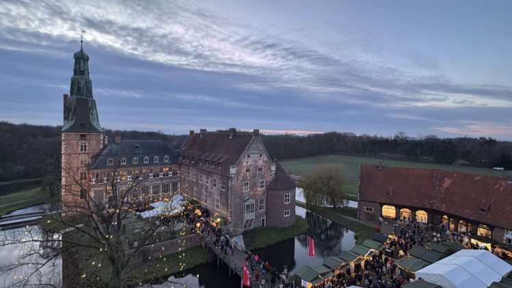 Abendstimmung mit Besuchern auf dem romantischen Adventsmarkt Raesfeld 2025