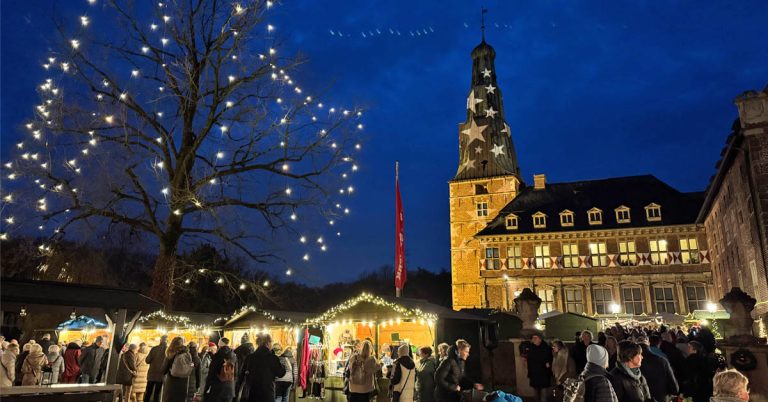 Beleuchtete Schlossfassade während des Adventsmarkts Schloss Raesfeld