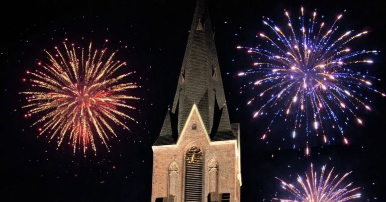 Silvesterraketen erleuchten den Himmel über der St.-Silvester-Kirche in Erle zum Jahreswechsel.