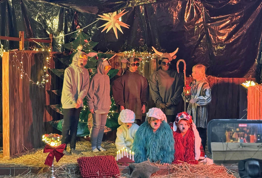Theater AG der OGS Silvesterschule bei Aufführung für das Weihnachtswunder