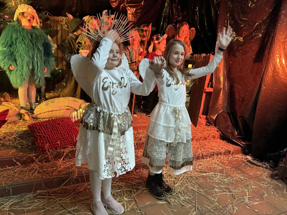 Theater AG der OGS Silvesterschule bei Aufführung für das Weihnachtswunder