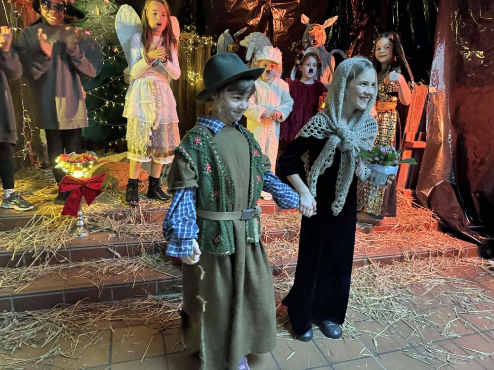 Theater AG der OGS Silvesterschule bei Aufführung für das Weihnachtswunder