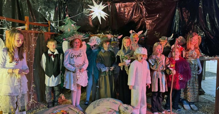 Theater AG der OGS Silvesterschule bei Aufführung