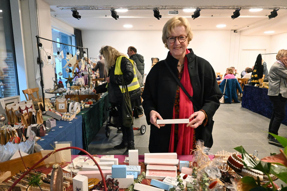 Besucher beim Herzblut Basar im Martinushaus Raesfeld
