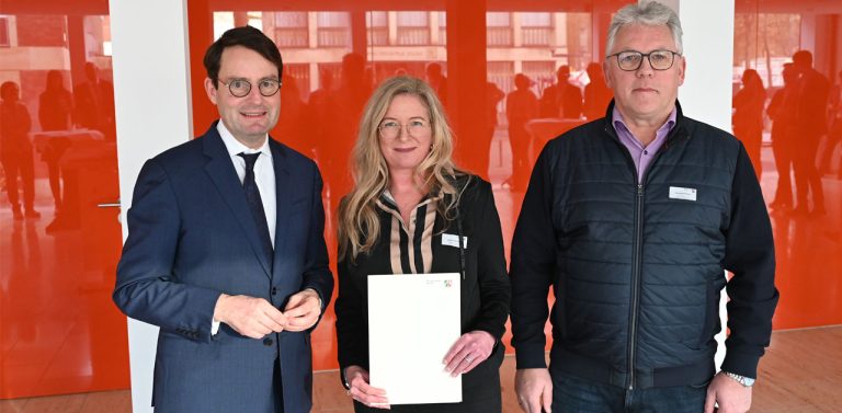 Übergabe Fördergeld an Claudia Wesseling und Paul Kösters von der Gemeinde Raesfeld