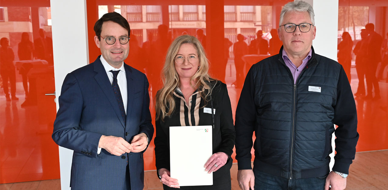 Übergabe Fördergeld an Claudia Wesseling und Paul Kösters von der Gemeinde Raesfeld