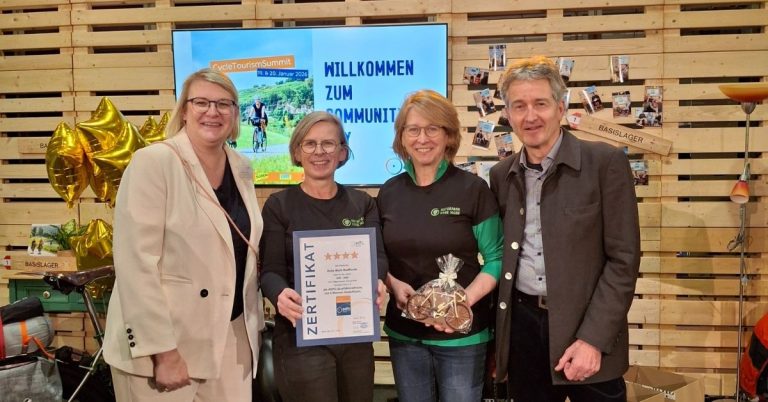Bildunterschrift: © Naturpark Hohe Mark (v.l.n.r.): Kathleen Lumma/ADFC Baden-Württemberg, Dagmar Beckmann & Marianne Teltrop/Naturpark Hohe Mark, Christian Tänzler/ADFC-Bundesvorstand