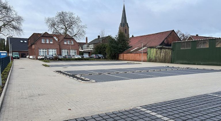 Der neue Parkplatz hinter der Volksbank Erle ist fertig.