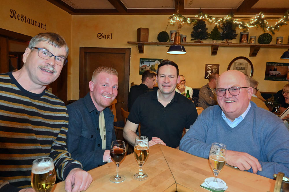 Silvesterparty bei Brömmel-Wilms in Erle: Gäste feiern den letzten Abend im Saal und vor der Dorfkneipe.