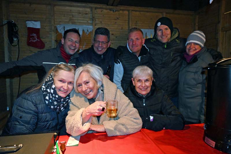 Glühwein und gute Laune vor der St. Silvesterkirche