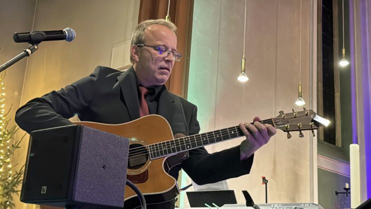 Michael Kruse begeisterte das Publikum mit gef&uuml;hlvollen Songs. Foto: Petra Bosse