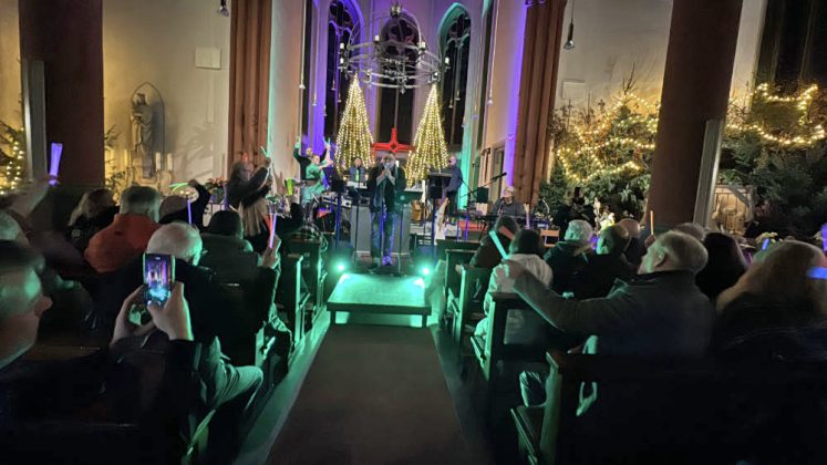Sounds of Erle Konzert in der St. Silvesterkirche Erle mit B&uuml;hne, Lichttechnik und Publikum