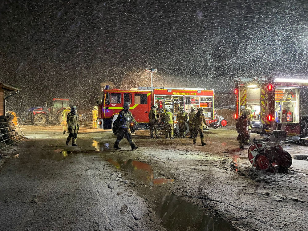 Stallbrand an der Torfwiese in Raesfeld-Homer, Feuerwehr im nächtlichen Einsatz