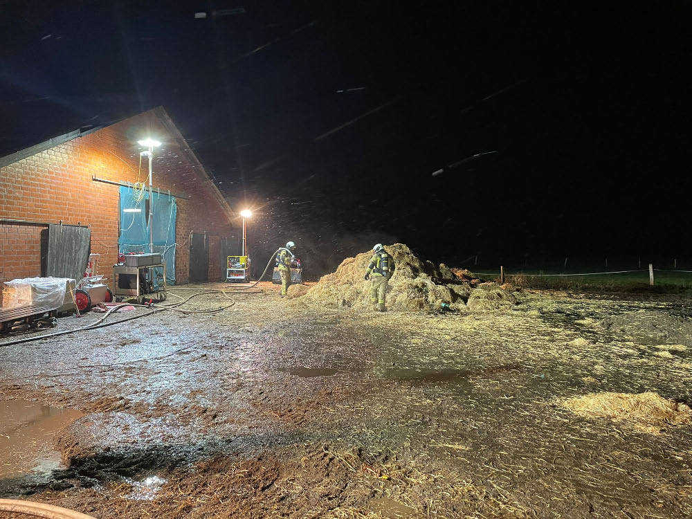 Stallbrand an der Torfwiese: Feuerwehr Raesfeld kämpft gegen Flammen und Rauch