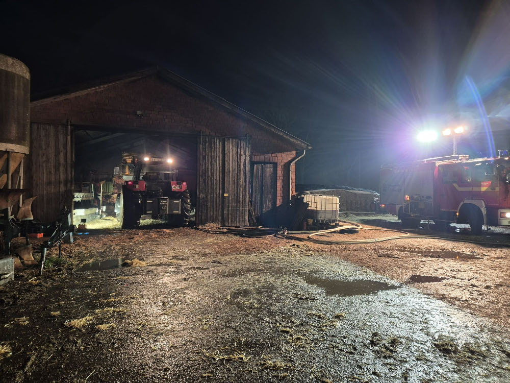Stallbrand an der Torfwiese in Raesfeld-Homer, Feuerwehr im nächtlichen Einsatz